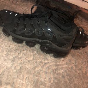VaporMax Plus. Size 5.5 in big kids/women’s. Only worn once looks brand new!!
